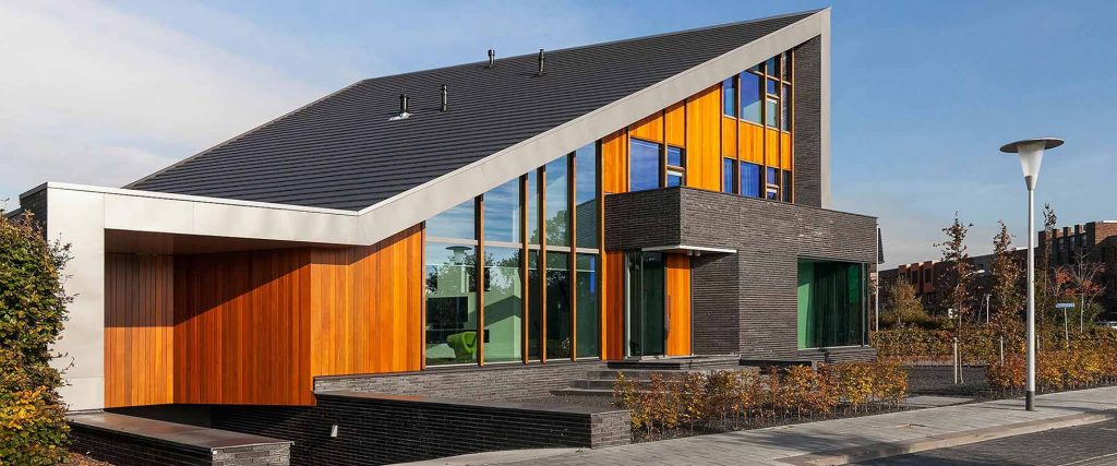 bouw moderne villa met lessenaarsdak met kelder