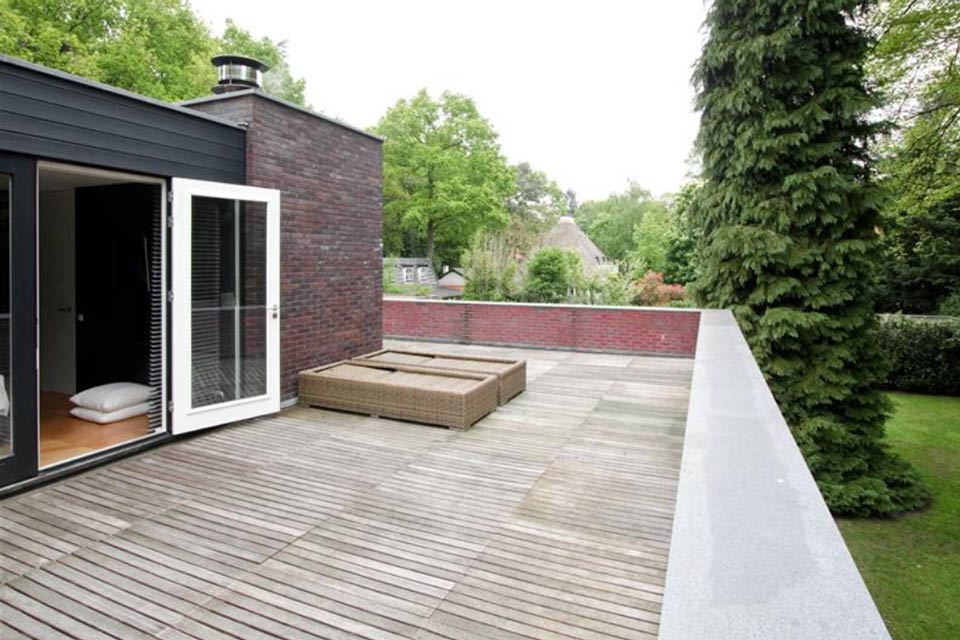 dakterras moderne villa laten bouwen door aannemersbedrijf wielink