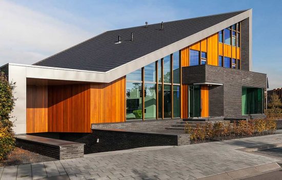 bouw moderne villa met lessenaarsdak met kelder