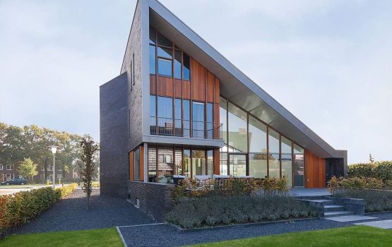 bouw moderne villa met lessenaarsdak met kelder