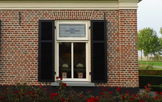 landelijke woning met raamluiken