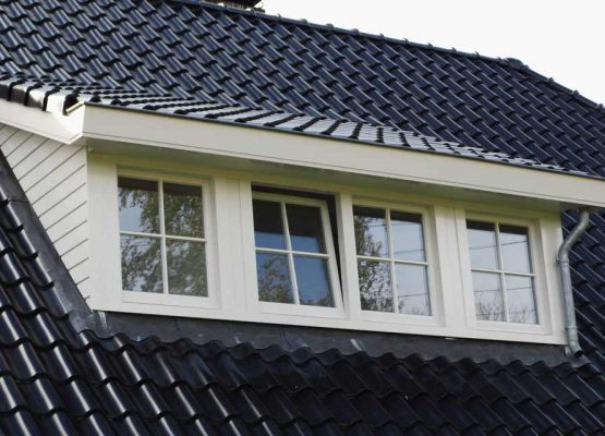 grote dakkapel op landelijke woning met wolfskap / wolfseinden