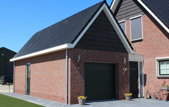 Stenen garage gebouwd in Kamperveen *(gemeente Kampen) door aannemersbedrijf Wielink uit Doornspijk