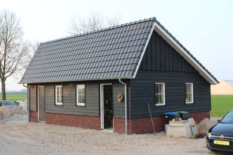 deze landelijke kapschuur is gebouwd door aannemersbedrijf Wielink bij een woning in Oldebroek