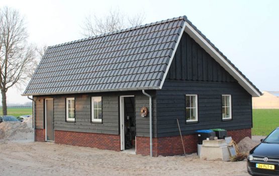 deze landelijke kapschuur is gebouwd door aannemersbedrijf Wielink bij een woning in Oldebroek