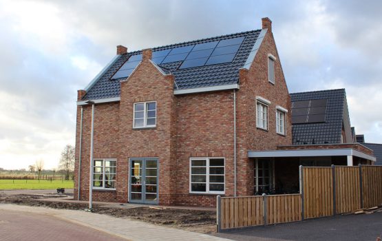 Vrijstaande woning met een jaren 30 stijl, wat moderner dan een landelijk herenhuis