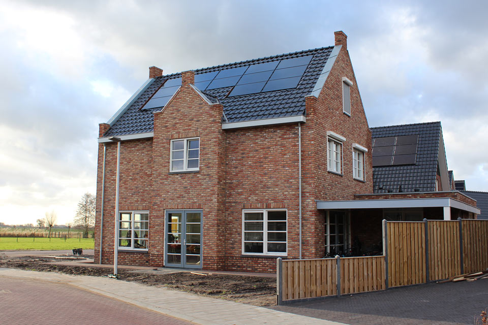 Vrijstaande woning met een jaren 30 stijl, wat moderner dan een landelijk herenhuis