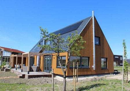 bouw van een moderne houtskeletbouw woning met western red cedar gevelbekleding, gebouwd op oosterwold in almere-hout