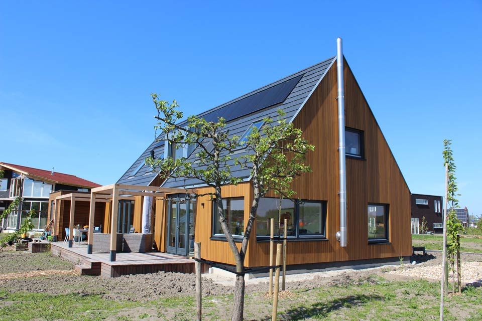 bouw van een moderne houtskeletbouw woning met western red cedar gevelbekleding, gebouwd op oosterwold in almere-hout