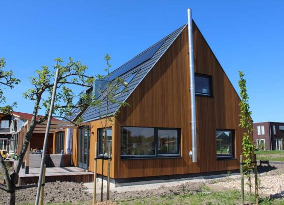 bouw van een moderne houtskeletbouw woning met western red cedar gevelbekleding, gebouwd op oosterwold in almere-hout