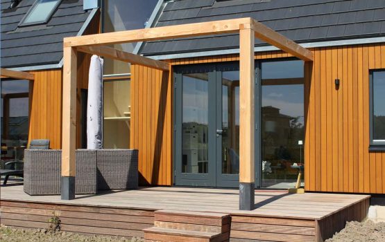 bouw van een moderne houtskeletbouw woning met pergola op oosterwold in almere-hout