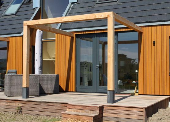 bouw van een moderne houtskeletbouw woning met pergola op oosterwold in almere-hout