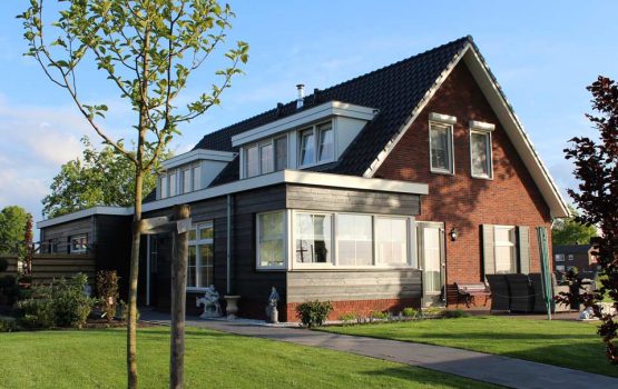 vrijstaande-woning-in-wezep-2-onder-1-kap-uitbouw-houten-planken