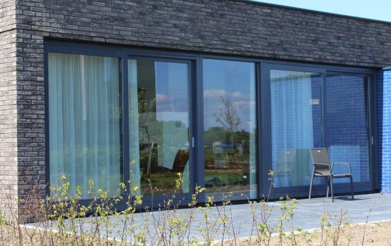 Grote glazen schuifpui in moderne kubus woning op Oosterwold in almere