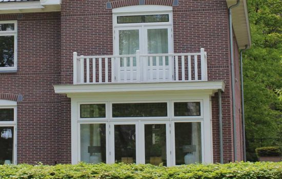 houten balustrade op balkon herenhuis in ermelo