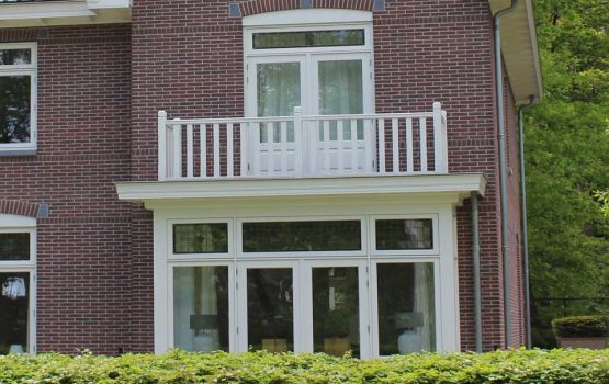 houten balustrade op balkon herenhuis in ermelo