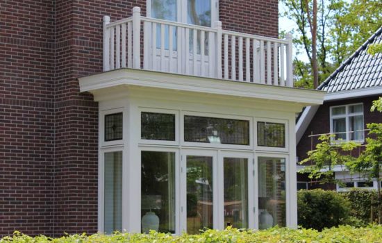 houten balustrade op balkon herenhuis in ermelo