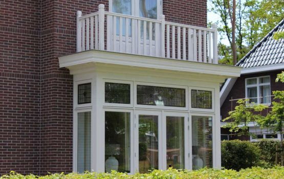 houten balustrade op balkon herenhuis in ermelo