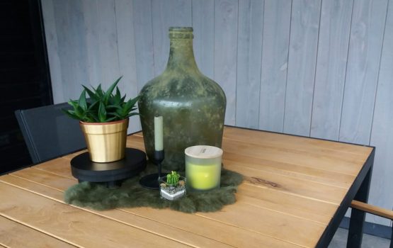 inrichting van houten tuin overkapping zwart met eiken tafel