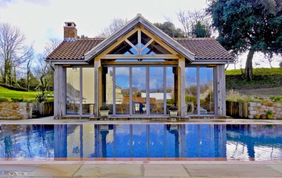 poolhouse van eikenhout met eiken gebinten