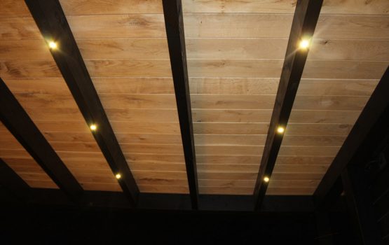 bouw van zwarte douglas overkapping met eiken dakplanken en led verlichting - aannemersbedrijf Wielink