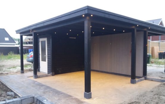 bouw van zwarte douglas overkapping met eiken dakplanken en led verlichting - aannemersbedrijf Wielink