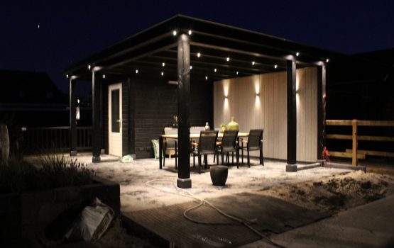 bouw van zwarte douglas overkapping met eiken dakplanken en led verlichting - aannemersbedrijf Wielink