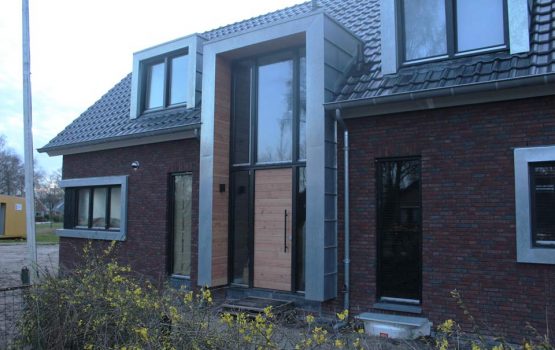 Bouw van woning in elburg met zinken voorgevel en zinken dakkapellen