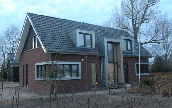 Bouw van woning in elburg met zinken voorgevel en zinken dakkapellen