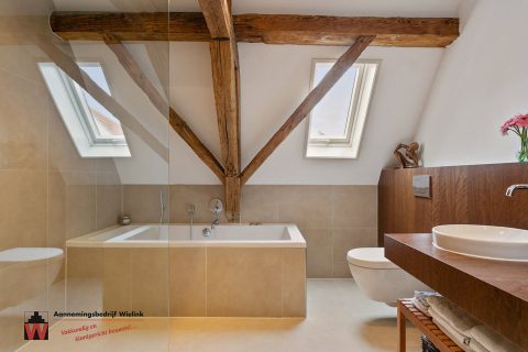badkamer met oude houten gebinten - aannemersbedrijf Wielink (2)