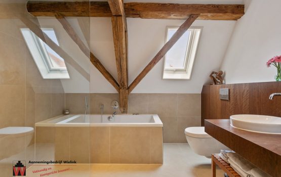 badkamer met oude houten gebinten - aannemersbedrijf Wielink (2)