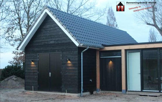 Houten schuur met aannemersbedrijf Wielink -