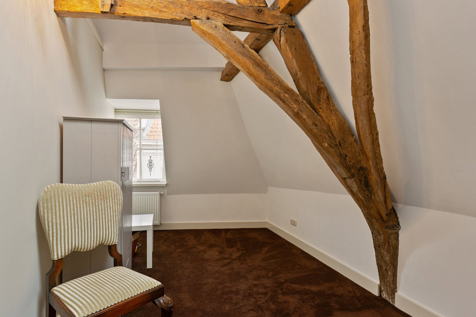 oude gebinten in slaapkamer van restauratie aannemersbedrijf Wielink