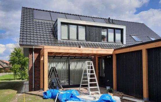 Overkapping aan woning in Elburg/doornspijk - aanbouw veranda douglas hout - Wielink houtbouw