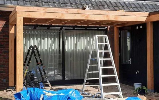 Overkapping aan woning in Elburg/doornspijk - aanbouw veranda douglas hout - Wielink houtbouw