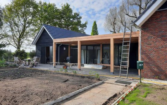 Overkapping aan woning - aanbouw veranda douglas hout - Wielink houtbouw