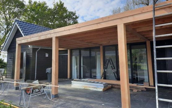 Overkapping aan woning in Elburg/doornspijk - aanbouw veranda douglas hout - Wielink houtbouw
