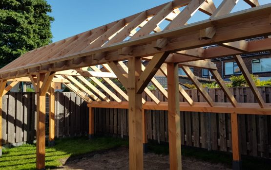 Prefab bouwpakket - Douglas kapschuur pen-en-gatverbinding - wielink houtbouw