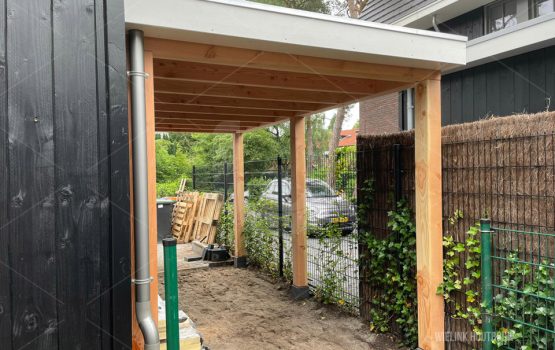 maatwerk overkapping aan garage carport van douglas in soest wielink houtbouw