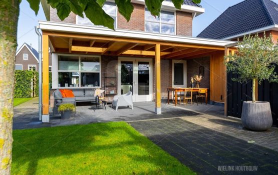 Douglas overkapping aan woning - aanbouwveranda van hout op maat maken wielink houtbouw