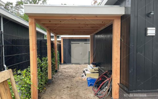 maatwerk overkapping aan garage carport van douglas in soest wielink houtbouw