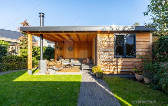 Geïsoleerde praktijkruimte in tuin - tuinkantoor met overkapping douglas in Kampen - Wielink houtbouw