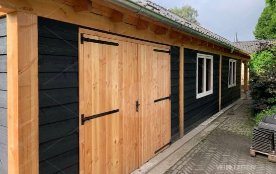 maatwerk-houten-garaga-als-kantoorruimte-in-tuin-met-overkapping-wielink-houtbouw