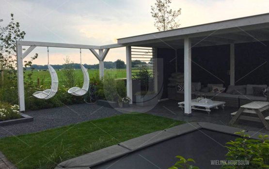 maatwerk-witte-douglas-overkapping-met-zwarte-planken-op-maat-wielink-houtbouw-pergola