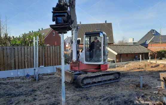 Buispalen-fundering-onder-grote-houten-kaspchuur-bouwpakket-in-Kampen-Ijsselmuiden--Wielink-houtbouw