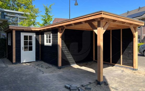 Douglas-overkapping-met-berging-op-maat-laten-maken-in-hoek-van-de-tuin-Wielink-houtbouw