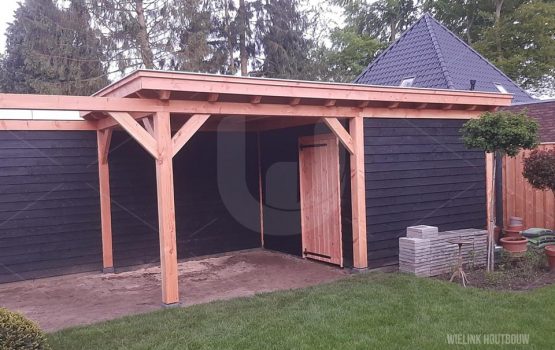 plaatsen-montage-douglas-schuur-met-overkapping-en-pergola-op-maat-gemaakt-als-bouwpakket-in-Nunspeet-Wielink-houtbouw