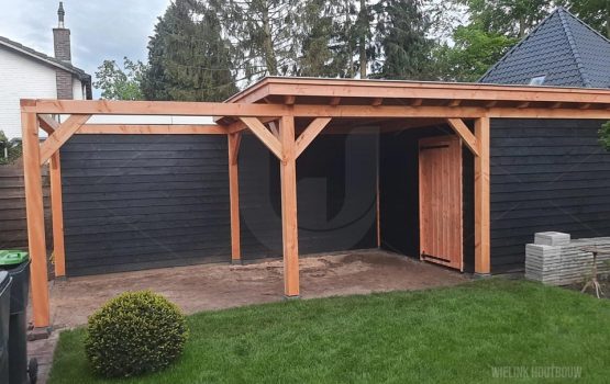 douglas-schuur-met-overkapping-en-pergola-op-maat-gemaakt-als-bouwpakket-in-Nunspeet-Wielink-houtbouw