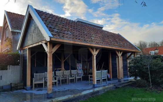 Levering van een maatwerk douglas schuur met overkapping als bouwpakket in Muiden - Wielink houtbouw