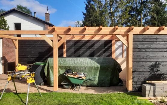 plaatsen-montage-douglas-schuur-met-overkapping-en-pergola-op-maat-gemaakt-als-bouwpakket-in-Nunspeet-Wielink-houtbouw